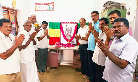 சுதந்திர போராட்ட தியாகி தீரன் சின்னமலையின் உருவப்படத்திற்கு மாலை அணிவித்து மலர்தூவி மரியாதை செலுத்தப்பட்ட காட்சி.