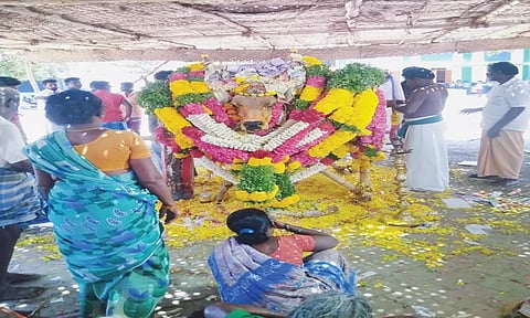 இறந்த கோவில் காளைக்கு கிராமமக்கள் அஞ்சலி செலுத்தினர்.