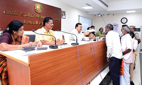 கூட்டத்தில் கலெக்டர் ரவிச்சந்திரன், பொதுமக்களிடம் மனுக்கள் பெற்ற காட்சி.