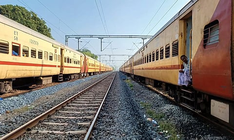 கடலூரை அடுத்த புதுச்சத்திரம் ரெயில் நிலையத்தில் செந்தூர் எக்ஸ்பிரஸ் நிறுத்தி வைக்கப்பட்டிருந்த காட்சி.