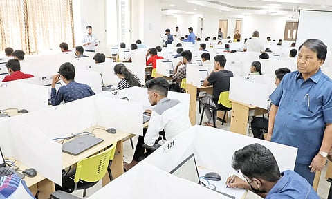 வி.ஐ.டி.யில் பி.டெக் படிப்பில் சேருவதற்கான நுழைவுத்தேர்வு 125 மையங்களில் தொடங்கியது