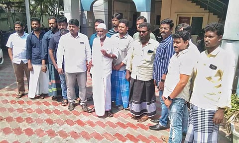 திருப்பூர் மாவட்ட மொத்த மற்றும் சில்லறை வியாபாரிகள் நலச்சங்கம் சார்பில் மாநகராட்சி ஆணையாளரிடம் மனு அளித்த காட்சி. 