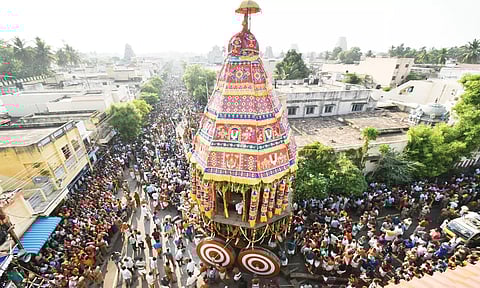 சித்திரை வீதிகளில் பக்தர்கள் வெள்ளத்தில் தேர் அசைந்தாடி சென்ற காட்சி.