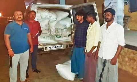 பறிமுதல் செய்யப்பட்ட ரேசன் அரிசி மூடைகள்.