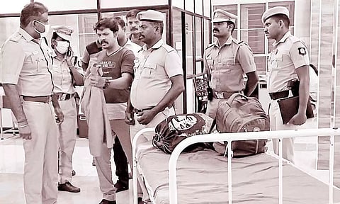 அரசு ஆஸ்பத்திரியில் புகுந்து விசாரணை கைதிகள் மீது கொலை வெறி தாக்குதல் நடத்திய 7 பேர் கும்பலுக்கு வலைவீச்சு