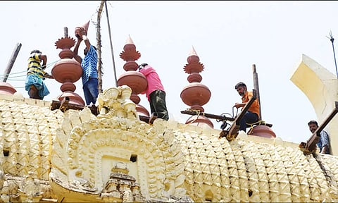 கலசங்கள் புதுப்பிப்பதற்காக மாற்றும் பணி நடந்தபோது எடுத்த படம்.