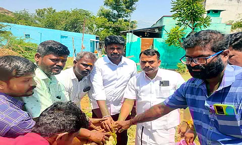 வாசுதேவநல்லூர் யூனியன் சேர்மன் பொன் முத்தையா பாண்டியன் அடிக்கல் நாட்டிய காட்சி.