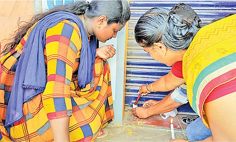 சுரண்டை அருகே மருந்தகத்திற்கு அரசு அதிகாரிகள் சீல் வைத்த போது எடுத்த படம்.