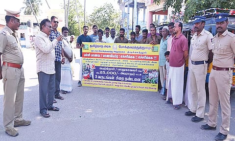 காயல்பட்டினத்தில் நடந்த விழிப்புணர்வு நிகழ்ச்சியில் திருச்செந்தூர் வட்டாரப் போக்குவரத்து அலுவலர் முனுசாமி பேசிய போது எடுத்த படம்.