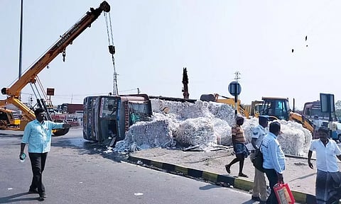 விரகனூர் சுற்றுச்சாலையில் நடுரோட்டில் கவிழ்ந்த லாரி