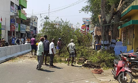 பவானி-அந்தியூர் ரோட்டில் ஆக்கிரப்புகள் அகற்றிய போது எடுத்த படம்.