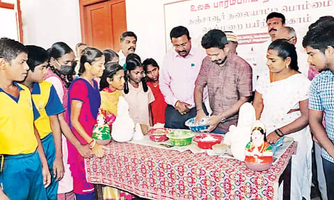 தஞ்சாவூர் தலையாட்டி பொம்மை செய்முறை பயிற்சி முகாமை கலெக்டர் தினேஷ் பொன்ராஜ் ஆலிவர் தொடங்கிவைத்து பார்வையிட்டார்.