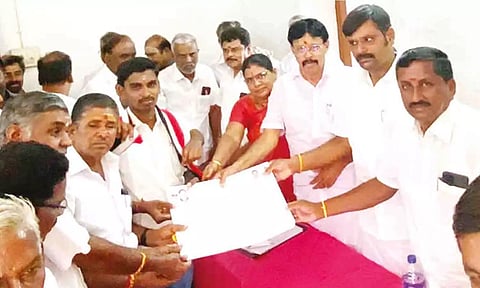 புதிய உறுப்பினர்கள் சேர்க்கை படிவங்கள் வழங்கப்பட்ட காட்சி.