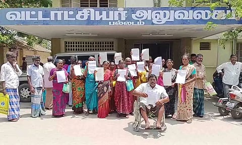 பல்லடம் தாலுகா அலுவலகத்தை முற்றுகையிட்ட பொதுமக்கள்.