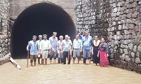 தேக்கடி சுரங்கப்பாதையில் பொறியாளர்கள் குழு ஆய்வு மேற்கொண்ட காட்சி.