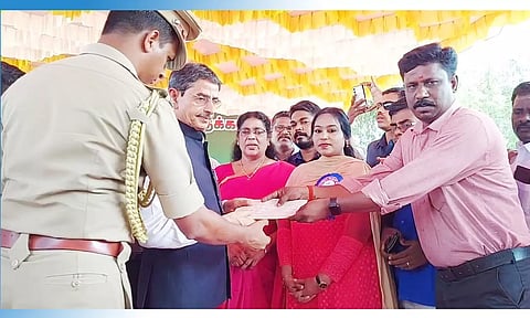 கவர்னர் ஆர்.என்.ரவியிடம் கவுரவ விரிவுரையாளர்கள் சார்பில் கோரிக்கை மனு அளிக்கப்பட்டது.