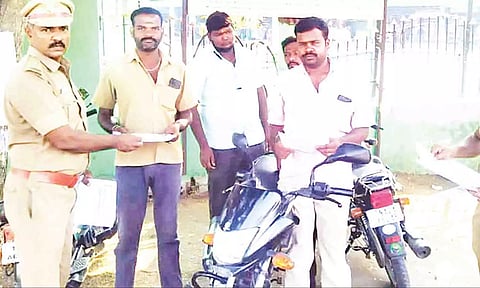 காங்கயம் தீயணைப்பு நிலையம் சார்பில் பஸ் நிலைய பகுதியில் விழிப்புணர்வு துண்டு பிரசுரங்கள் வழங்கப்பட்ட போது எடுத்த படம்.