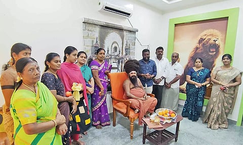 தருமபுரம் ஆதீனத்தை சந்தித்து ஆசிபெற்ற 12சீர்காழி நகர்மன்ற உறுப்பினர்கள்.