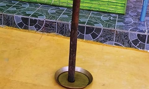 மேட்டுப்பாளையத்தில் தட்டில் உலக்கையை நிற்க வைத்த பொதுமக்கள்