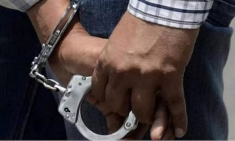 மளிகை கடைகளில் புகையிலை பொருட்களை விற்ற 2 பேர் கைது