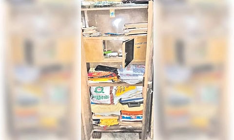 பீரோ உடைக்கப்பட்டுள்ளதை படத்தில் காணலாம்.