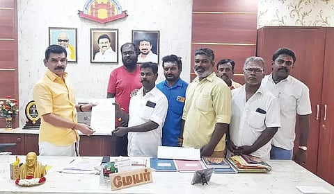 இந்து முன்னணி நிர்வாகிகள் மேயர் சரவணனிடம் மனு அளித்த காட்சி.