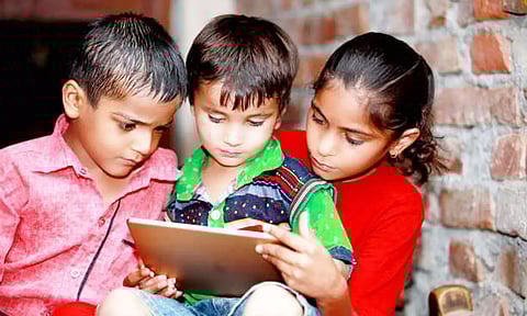 குழந்தைகளின் செயல்பாட்டை முடக்கும் செல்போன்- கோடை விடுமுறை காலத்தில் கவனத்தை திசை திருப்ப போராடும் பெற்றோர்