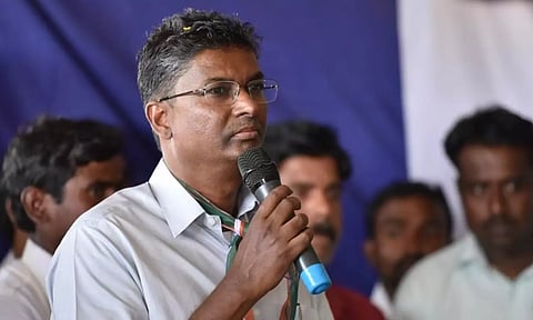 எமகனமரடி தொகுதியில் ராகு காலத்தில் வேட்பு மனு தாக்கல் செய்த சதீஸ் ஜார்கிகோளி