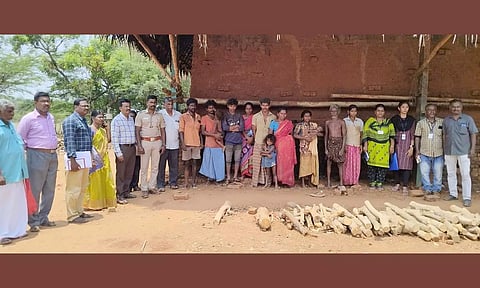 கொத்தடிமையாக இருந்த 14 பேரையும், அவர்களை மீட்ட அதிகாரிகளையும் படத்தில் காணலாம்.