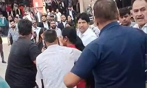 கோர்ட் வளாகத்தில் விசாரணைக்கு வந்த பெண் மீது துப்பாக்கி சூடு- டெல்லியில் திடீர் பரபரப்பு