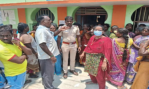 ஊராட்சி அலுவலகத்தை முற்றுகையிட்டு போராட்டம் நடத்திய கிராம மக்களிடம் அதிகாரிகள் பேச்சுவார்த்தை நடத்தியதை படத்தில் காணலாம்.