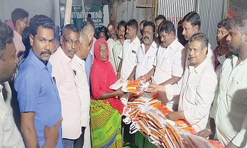 கடலூர் துறைமுகத்தில் ரம்ஜான் பண்டிகையை முன்னிட்டு பொது மக்களுக்கு மாநகர தி.மு.க. செயலாளர் ராஜா நலத்திட்ட உதவிகளை வழங்கினார்.