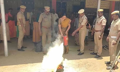 நாட்ராய சாமி கோவில் வளாகத்தில் தீ தடுப்பு பாதுகாப்பு குறித்து பொதுமக்களுக்கு ஒத்திகை வழங்கப்பட்ட காட்சி.