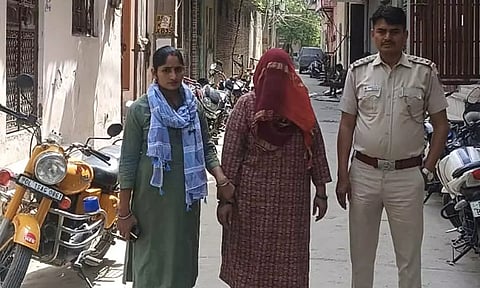 கைது செய்யப்பட்ட பாருலை போலீசார் அழைத்து சென்ற காட்சி.