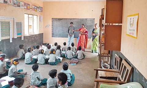 பள்ளியில் ஆய்வு மேற்கொண்டபோது எடுத்த படம்.