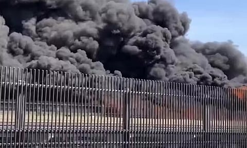 லண்டனில் கார் மோதியதில் டேங்கர் லாரி வெடித்து சிதறியது-டிரைவர் பலி