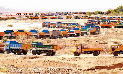 மண் கடத்திய 5 லாரிகள் பறிமுதல்