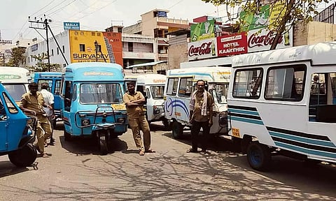 புதுவை புதிய பஸ் நிலையம் முன்பு டெம்போவை நிறுத்தி டிரைவர்கள் வேலை நிறுத்தத்தில்ஈடுபட்ட காட்சி.