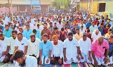 தமிழ்நாடு முஸ்லீம் முன்னேற்ற கழகம் சார்பில் மேலப்பாளையம் பஜார் திடலில் சிறப்பு தொழுகை நடைபெற்றது.