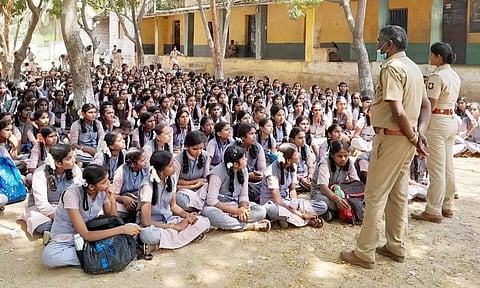 உத்தனப்பள்ளியில் உள்ள அரசு மேல்நிலைப் பள்ளியில் போதை தடுப்பு குறித்த விழிப்புணர்வு நிகழ்ச்சி நடைபெற்ற காட்சி.