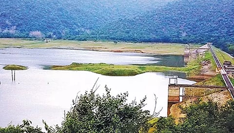 சேலம் மாவட்டத்தில் கடும் வெயில் சுட்டெரித்து வருவதால் நீர் நிலைகளில் தண்ணீர் குறைந்து வருகிறது. வாழப்பாடி அடுத்த பாப்பநாயக்கன்பட்டி கரியக்கோவில் அணையில் நீர் இருப்பு குறைந்து காணப்படுவதை படத்தில் காணலாம்.