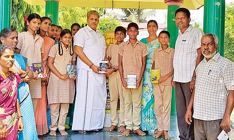 திறனாய்வு தேர்வில் வெற்றிபெற்ற தொண்டியக்காடு அரசு பள்ளி மாணவர்கள்.