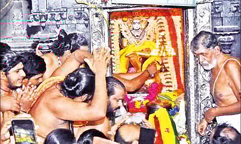 குரு பகவானுக்கு மகாதீபம் காண்பிக்கப்பட்டபோது எடுத்த படம்.