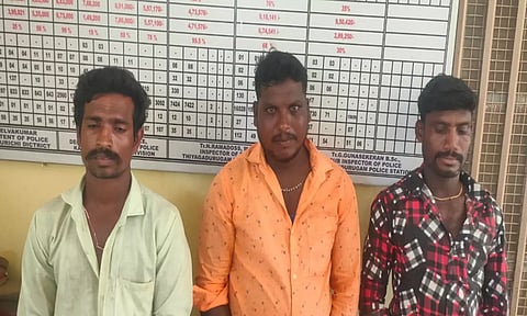 கைது செய்யப்பட்டவர்களை படத்தில் காணலாம்.