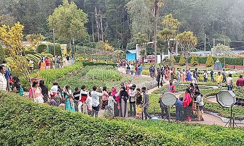 கொடைக்கானல் பிரையண்ட் பூங்காவில் குவிந்த சுற்றுலா பயணிகள்