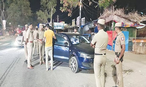 வேப்பூர் தேசிய நெடுஞ்சாலையில் இரவு நேரங்களில் வாகன தணிக்கையில் போலீஸ் சூப்பிரண்டு ராஜாராம் ஈடுபடுவதை படத்தில் காணலாம்.