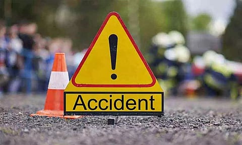 பைக் மீது கார் மோதி கணவன், மனைவி பலி