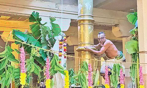 ஆதிநாதர் ஆழ்வார் கோவில் சித்திரை பிரமோற்சவ திருவிழா கொடியேற்றம் நடந்த காட்சி.