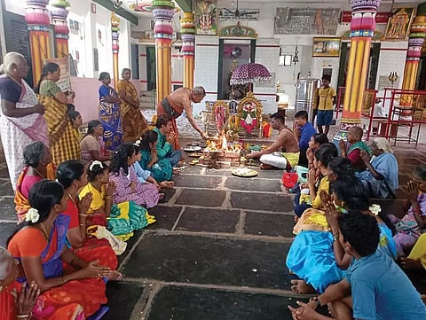 புற்றுக்கோவிலில் குருபெயர்ச்சி விழா நடந்த காட்சி