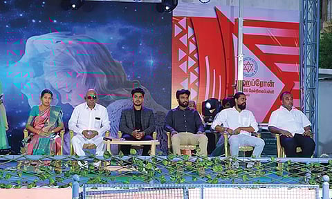 விழாவில் பங்கேற்றவர்களை படத்தில் காணலாம். 